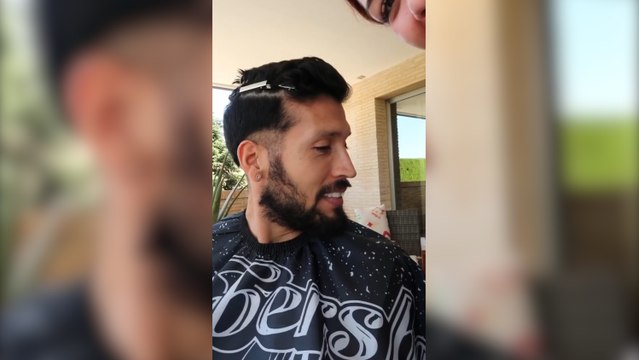 Tamara Gorro le corta el pelo a su pareja Ezequiel Garay