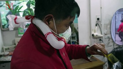 Wuhan Barber Uses Home-made Contraption as Coronavirus Protection