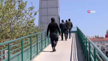 Manisa'da elindeki bıçakla üst geçidi kapatan şahıs gözaltına alındı