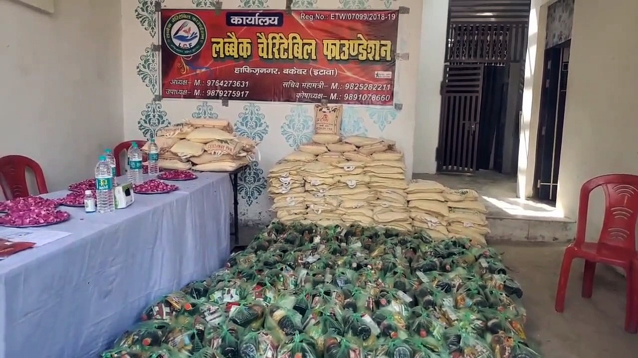 लब्बैक फाउंडेशन द्वारा गरीबों को बांटे गयी खाद सामग्री