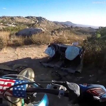 2 motards font une découverte incroyable dans une voiture abandonnée en plein désert