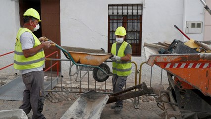 إسبانيا تنهي الحظر على الأنشطة غير الأساسية وسط جدل بشأن الخطوة