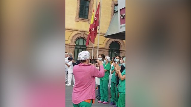 Sanitarios aplauden en el Gregorio Marañón