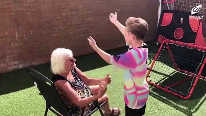 Abuela se vuelve viral después de asombrosos tiros de fútbol