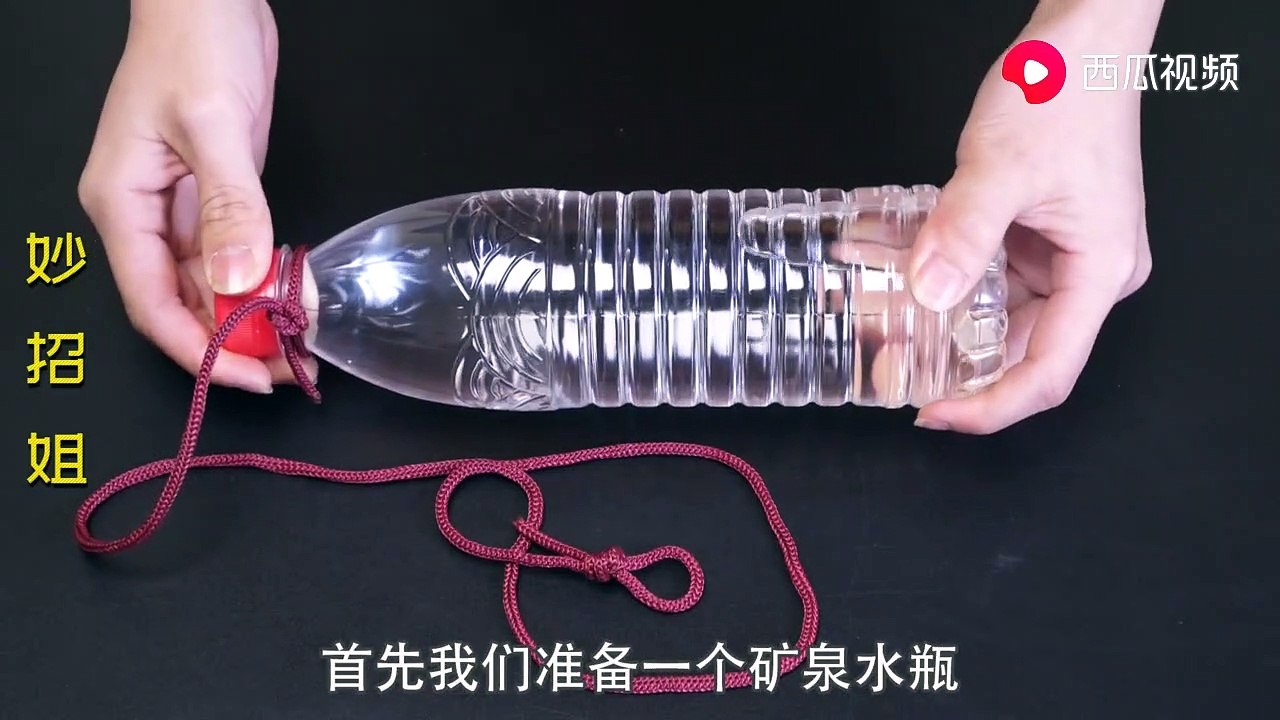 【Hang the mineral water on the door with a rope...