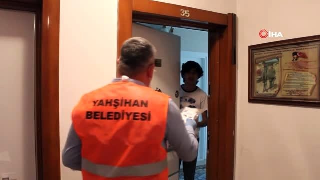 Belediye ekipleri kapı kapı gezip binlerce maske dağıttı