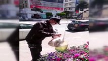 Bekçiler dışarı çıkamayan yaşlılar için seferber oldu