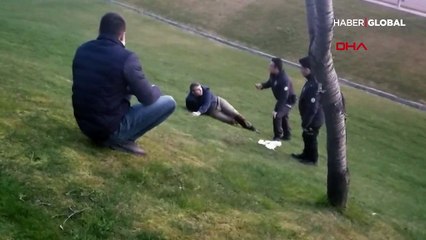 Yol kenarındaki çimenlikte kahvaltı yapıyordu! Bir anda neye uğradığını şaşırdı