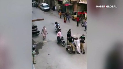 Pakistan polisinden koronavirüs dayağı