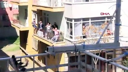 Evde kalanlara balkonda sazlı sözlü konser