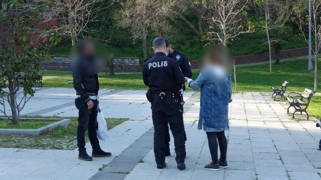 Yasağı hiçe sayıp parkta alkol aldı, polise verdiği tepki hayrete düşürdü