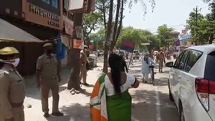 सुल्तानपुर: ड्यूटी में लापरवाही बरतती मिली खाकी, IAS ने लगाई लताड़