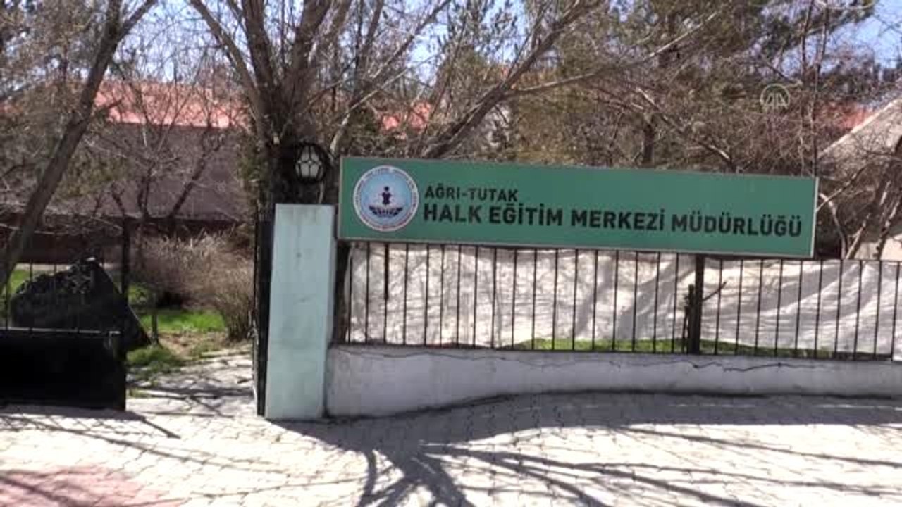 Ağrılı kadınlar, sağlık çalışanları ve Vefa grubu için gönüllü maske üretiyor