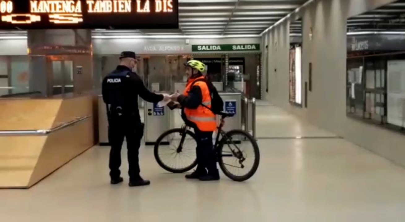 La Policía entrega mascarillas en Alicante
