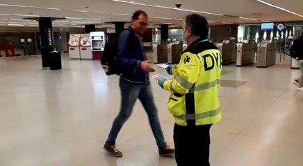 Voluntarios inician el reparto de mascarillas en el transporte público