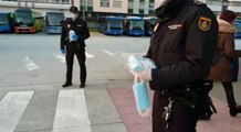 Agentes de la Policía Nacional reparten mascarillas en A Coruña