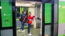 Cruz Roja reparte mascarillas en el transporte público de Vitoria