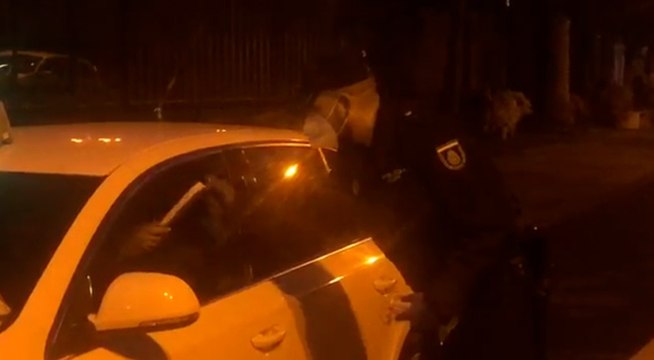 La Policía reparte mascarillas en La Palma (Canarias)