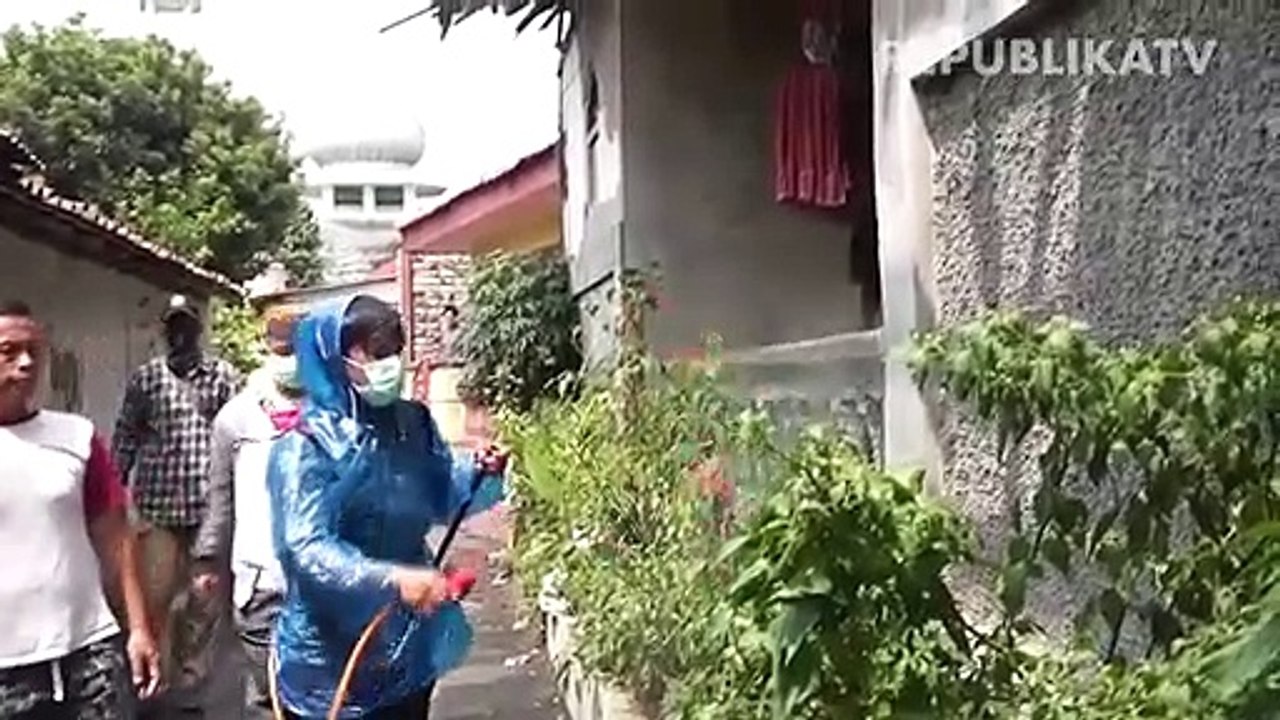 Petugas medis menangani pasien diduga terjangkit corona (ilustrasi).