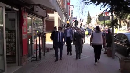 Vali sokağa çıkarak vatandaşlara maske dağıttı