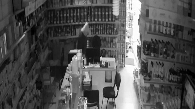 Paraları çalıp “tekrar geleceğim” işareti yapan hırsız sözünü tutunca yakalandı