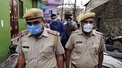 ...... . .. .तो ऐसा लगा मानो आसमान से होने लगी फूलों की बारिश