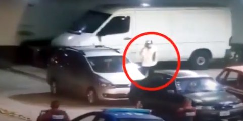 Indignante: el video del argentino con síntomas que se escapó de la ambulancia que lo trasladaba al hospital