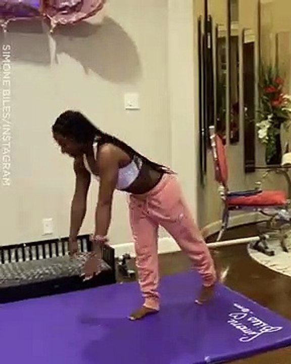 Simone Biles réussit le challenge handstand