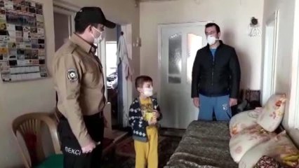 Minik öğrenci, kumbarasındaki parayı Milli Dayanışma Kampanyası'na bağışladı