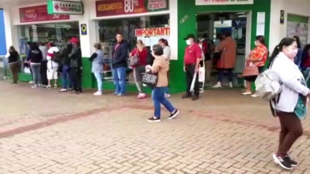 Fila e aglomeração: dezenas de pessoas aguardam atendimento na Caixa Econômica