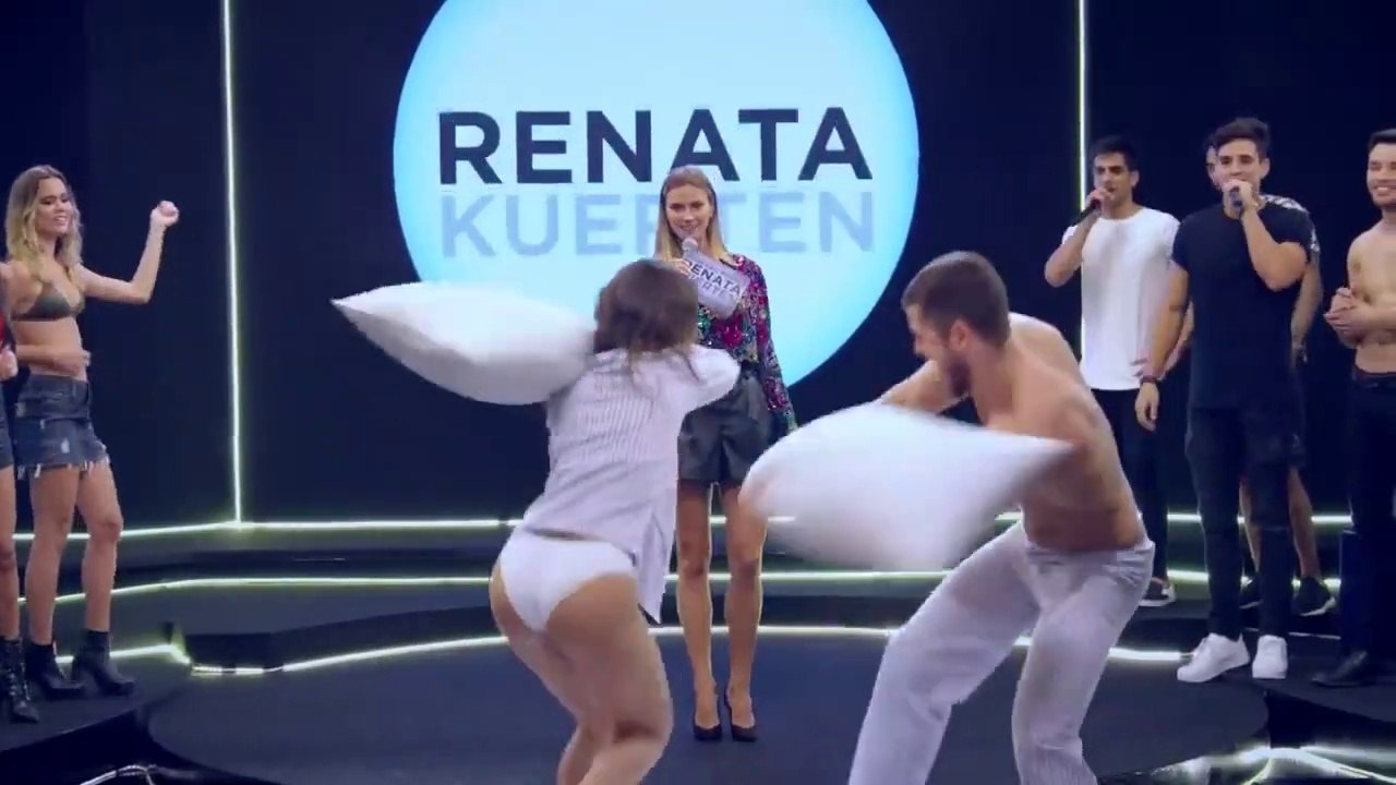 Loira faz de tudo para derrubar modelo usando travesseiro