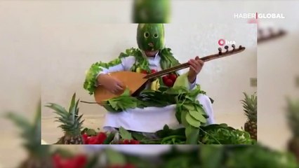 Türkücü Aydın Aydın karpuz kabuğundan maske yapıp 'Evde Kal' mesajı verdi