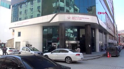 VAN Koronavirüsü yenen 2 kişi, sağlık çalışanlarının alkışlarıyla taburcu oldu