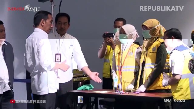 Petugas medis memeriksa pasien. (Ilustrasi)