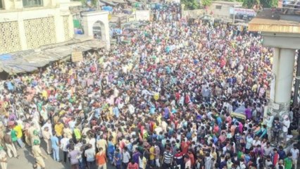 Watch: Hundreds of migrant workers throng Bandra railway station to leave Mumbai