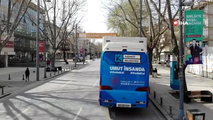 Vatandaşlar "Evde kal" çağrısına uymayıp Bağdat Caddesi'ne akın edince Kadıköy Belediyesi ekipleri...