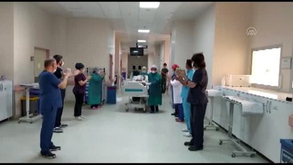 Kovid-19 hastası yoğun bakımdan servise alkışlarla uğurlandı