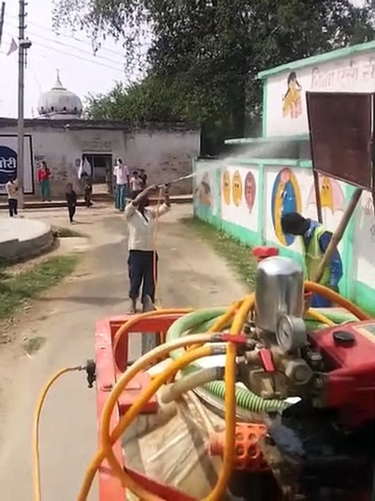इटावा: बीमारियों को रोकने के लिए किया गया सैनिटाइजर का छिड़काव
