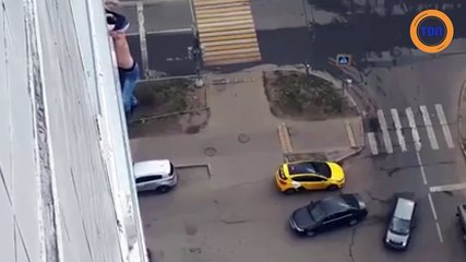 Il tombe par la fenêtre en prenant un selfie et la police passe par là...