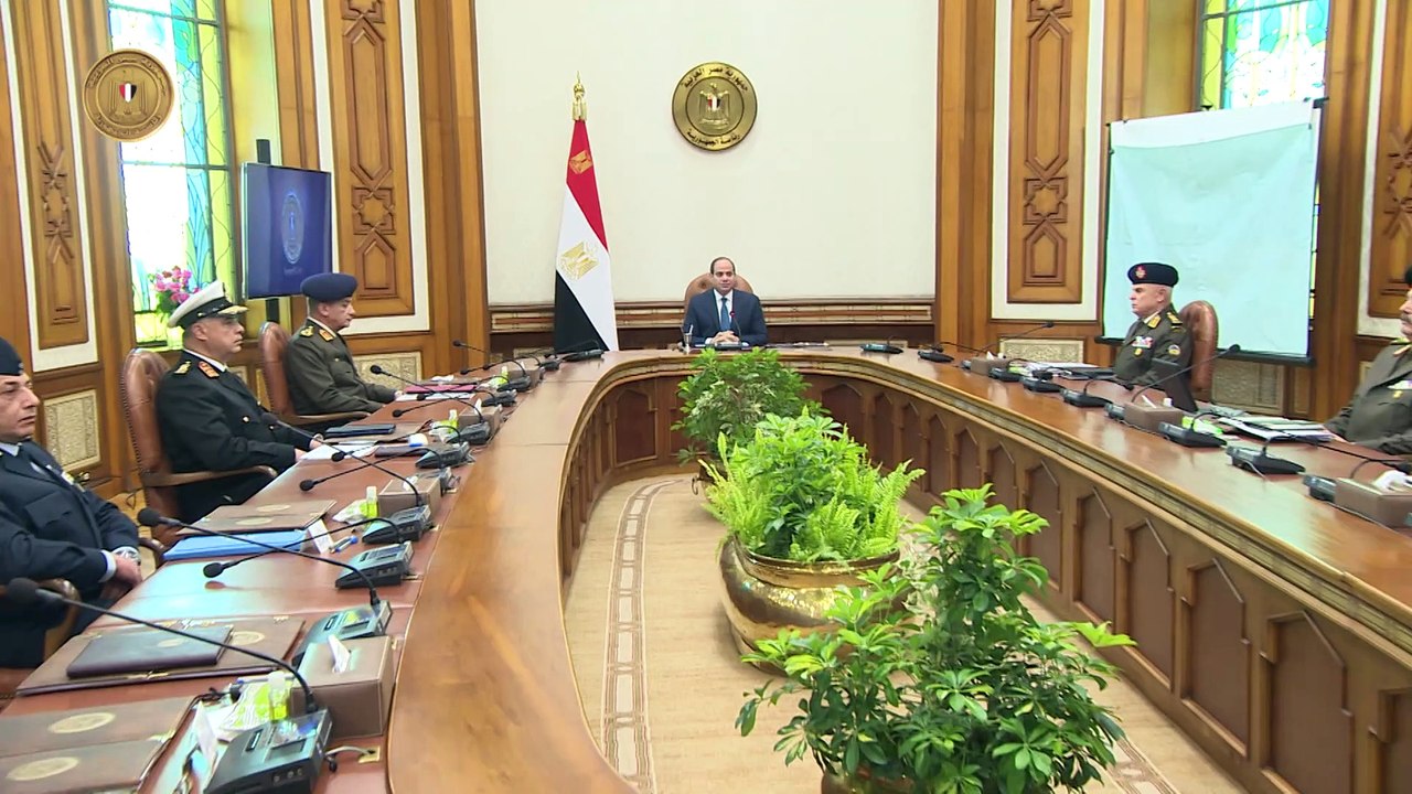 الرئيس السيسي يجتمع بوزير الدفاع وقادة الأفرع الرئيسية للقوات المسلحة