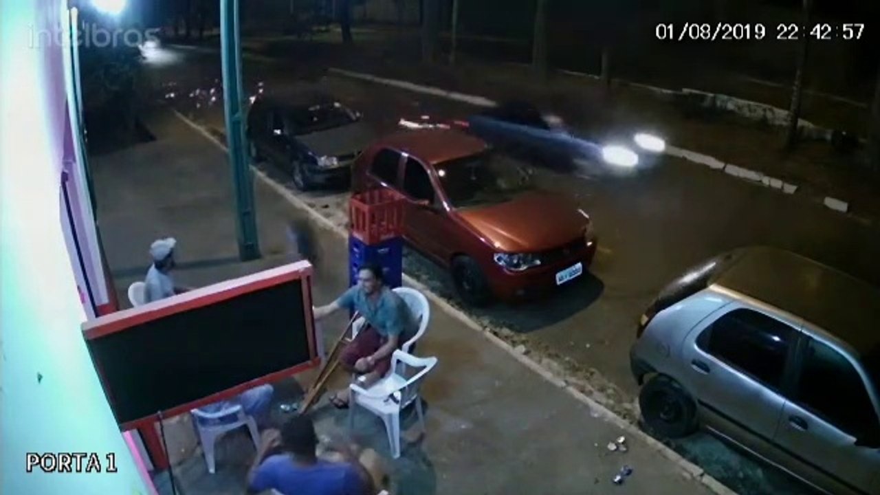 Pneu atinge homem de muleta!