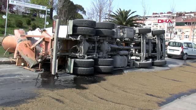 BAHÇELİEVLER D 100 BAĞLANTI YOLUNDA BETON MİKSERİ YAN YATTI