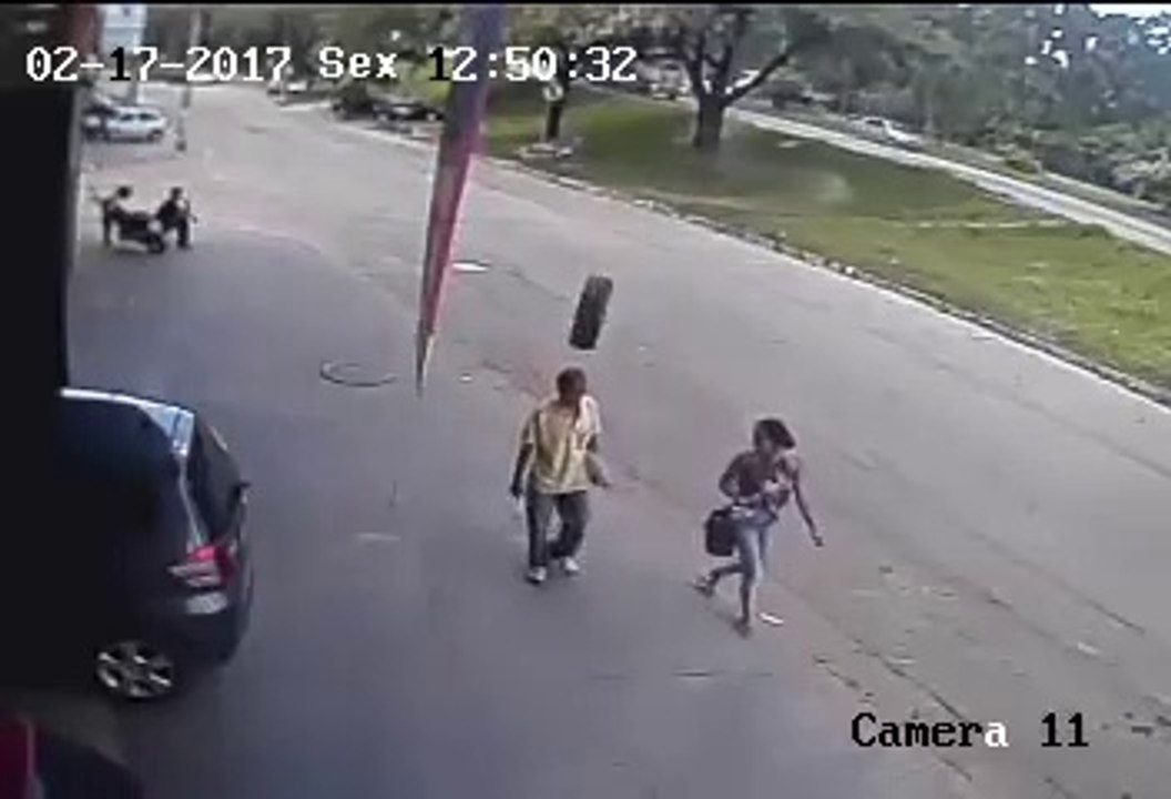 Pneu atinge pedestre na calçada!