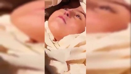طفله متوفاه منذ اكثر من سنه تأتي لوالدها في المنام وتشكو له من ميت بجانبها يؤذيها بعذابه في القبر