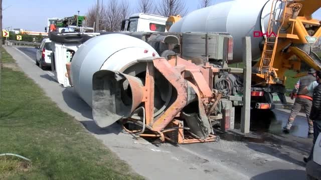 BAHÇELİEVLER D 100 BAĞLANTI YOLUNDA BETON MİKSERİ YAN YATTI