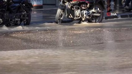 Patlayan su borusu asfaltı parçaladı, caddeler göle döndü
