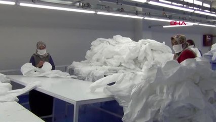 Tekstil fabrikasında 110 kadın çalışan, koruyucu tulum ve cerrahi önlük üretiyor