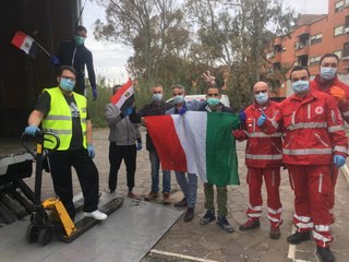 مصريون يقدمون خضر وفاكهة للصليب الأحمر الإيطالي لمواجهة كورونا