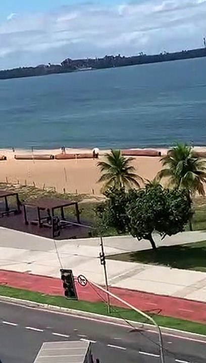 Dutos para dragagem de areia são colocados na P...