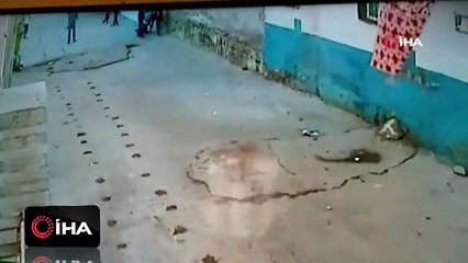 Çocukların kıl payı ölümden kurtulduğu an kamerada